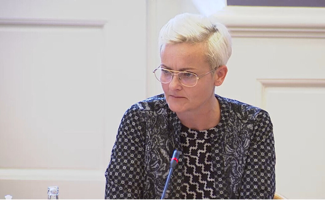 Vi har to siloer liggende. Det ene (Socialtilsyn Hovedstaden, red.) har ansvaret for de sociale ting, og den anden på undervisningen. Jeg vil have et dobbeltalarmsystem. Hvis der er viden om, at der foregår noget, som det andet tilsyn skulle reagere på, skal man gøre opmærksom på det. Også selv om det ikke er ens ansvar Vi har to siloer liggende. Det ene (Socialtilsyn Hovedstaden, red.) har ansvaret for de sociale ting, og den anden på undervisningen. Jeg vil have et dobbeltalarmsystem. Hvis der er viden om, at der foregår noget, som det andet tilsyn skulle reagere på, skal man gøre opmærksom på det. Også selv om det ikke er ens ansvar