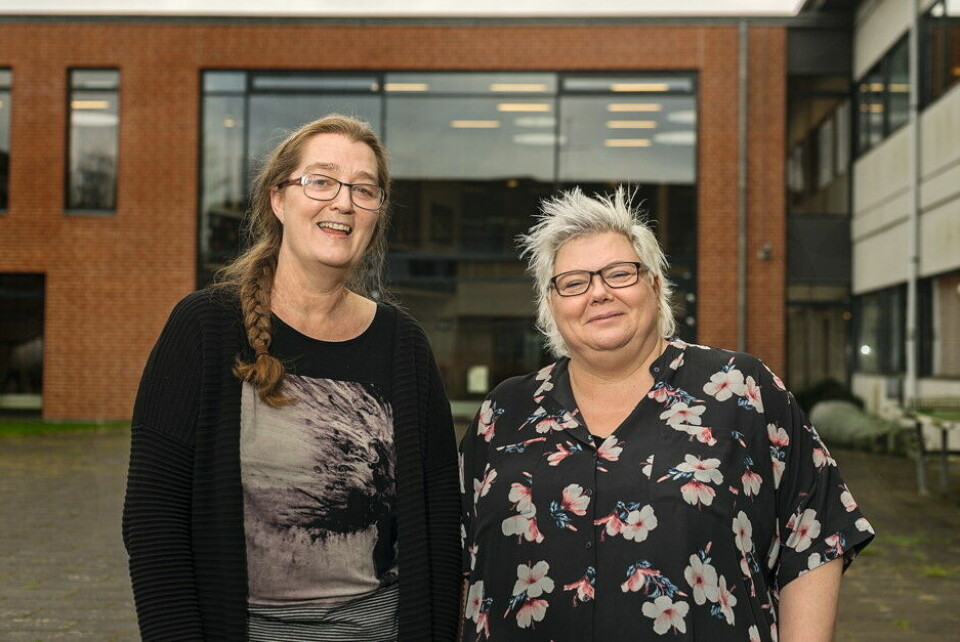 De to lærere Bente Nielsen (til venstre) og Charlotte Thomsen står bag ideen om at bruge hypnoterapi i udskolingen på Grønhøjskolen. De er begge blevet uddannet i terapiformen.