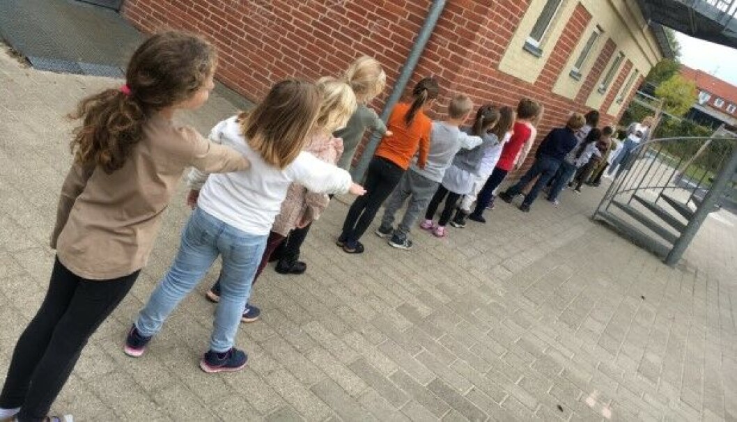 Klasserne stiller op i skolegården, når frikvarteret er slut, og så henter deres lærer eller pædagog dem. Klasserne stiller op i skolegården, når frikvarteret er slut, og så henter deres lærer eller pædagog dem.