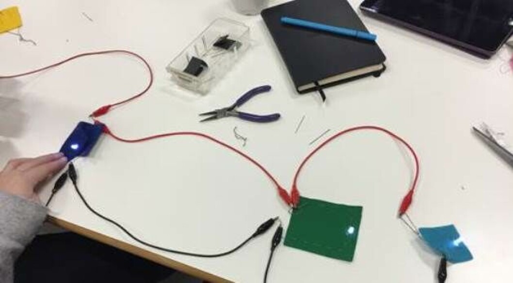 Vi nåede kun at sy en enkelt diode i på kurset. Så jeg er glad for, at vi nu arbejder videre med det i undervisningen Vi nåede kun at sy en enkelt diode i på kurset. Så jeg er glad for, at vi nu arbejder videre med det i undervisningen