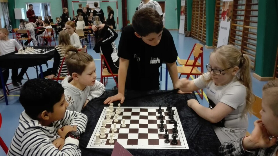 Eleverne på Præstemoseskolen dystede mod hinanden i forskellige typer skak med hjælp fra ældre elever.