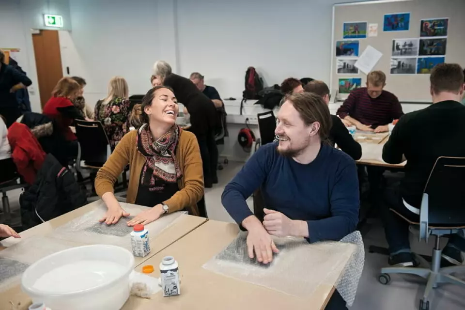 Anja Larsen og Morten Hansen har nydt at få lov til at være elever og få fingrene ned i materialerne. De er til daglig håndværk og design-kolleger på Broskolen, afdeling Rolfsted.