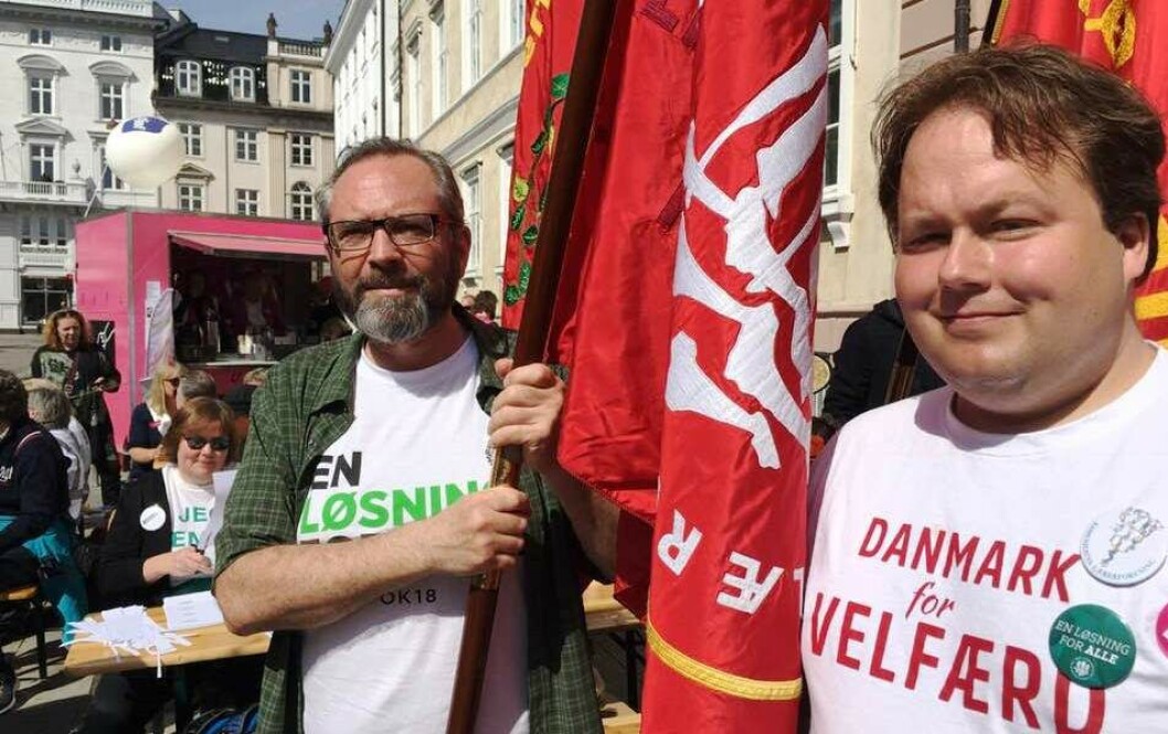 Lærer Kristian Sand og Allan Severin er mødt op foran Forligsinstitutionen for at bakke forhandlerne op. Lærer Kristian Sand og Allan Severin er mødt op foran Forligsinstitutionen for at bakke forhandlerne op.
