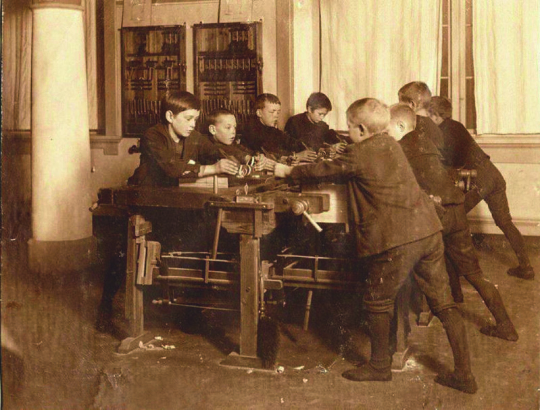 Retsavning i takt:
Den pædagogisk nytænkende Hermann Trier var en stor fortaler for sløjd i 1800-tallets sidste årtier. Han skrev i forordet til Aksel Mikkelsens bog »Sløjdskolen« fra 1885: »Mens barnet bruger sin hånd og sit øje, fremmes dets legemlige sundhed, skærpes dets forstand og styrkes dets vilje; håndgerningen bliver en drivkraft i dets udvikling til personlighed«. Retsavning i takt:
Den pædagogisk nytænkende Hermann Trier var en stor fortaler for sløjd i 1800-tallets sidste årtier. Han skrev i forordet til Aksel Mikkelsens bog »Sløjdskolen« fra 1885: »Mens barnet bruger sin hånd og sit øje, fremmes dets legemlige sundhed, skærpes dets forstand og styrkes dets vilje; håndgerningen bliver en drivkraft i dets udvikling til personlighed«.