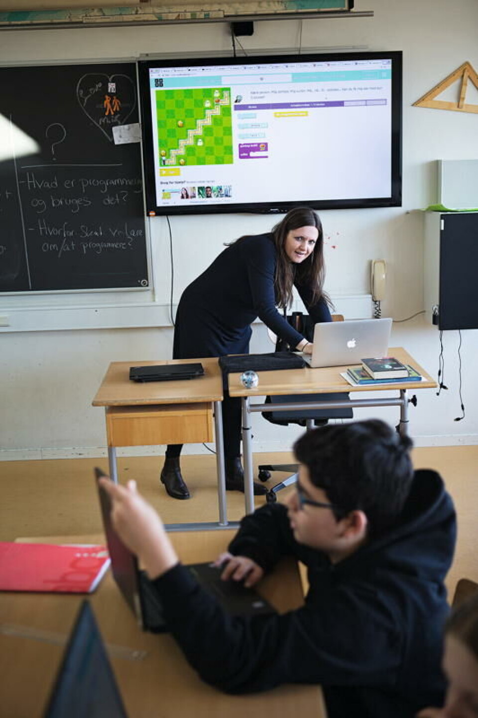 Computere kan ikke tænke selv, forklarer matematiklærer Charlotte Gyldenvang Nielsen eleverne i 7. klasse. Hun underviser i kodning.