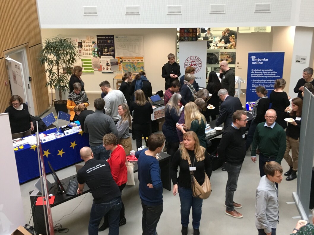 100 samfundsfagslærere var samlet til temadag om globalisering. Her kunne de blandt andet gå på opdagelse på markedspladsen, hvor flere forlag, Folketinget og EU-Oplysningen havde taget opstilling. 100 samfundsfagslærere var samlet til temadag om globalisering. Her kunne de blandt andet gå på opdagelse på markedspladsen, hvor flere forlag, Folketinget og EU-Oplysningen havde taget opstilling.