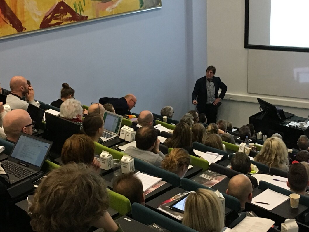Ifølge professor Jørgen Goul Andersen er der slet ingen grund til at være bekymret for, at globaliseringen truer velfærdssamfundet. Ifølge professor Jørgen Goul Andersen er der slet ingen grund til at være bekymret for, at globaliseringen truer velfærdssamfundet.