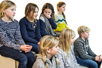 I begyndelsen kunne eleverne ikke lade være med at pille ved hinanden, men nu har de vænnet sig til at sidde tæt på trappen. I begyndelsen kunne eleverne ikke lade være med at pille ved hinanden, men nu har de vænnet sig til at sidde tæt på trappen.