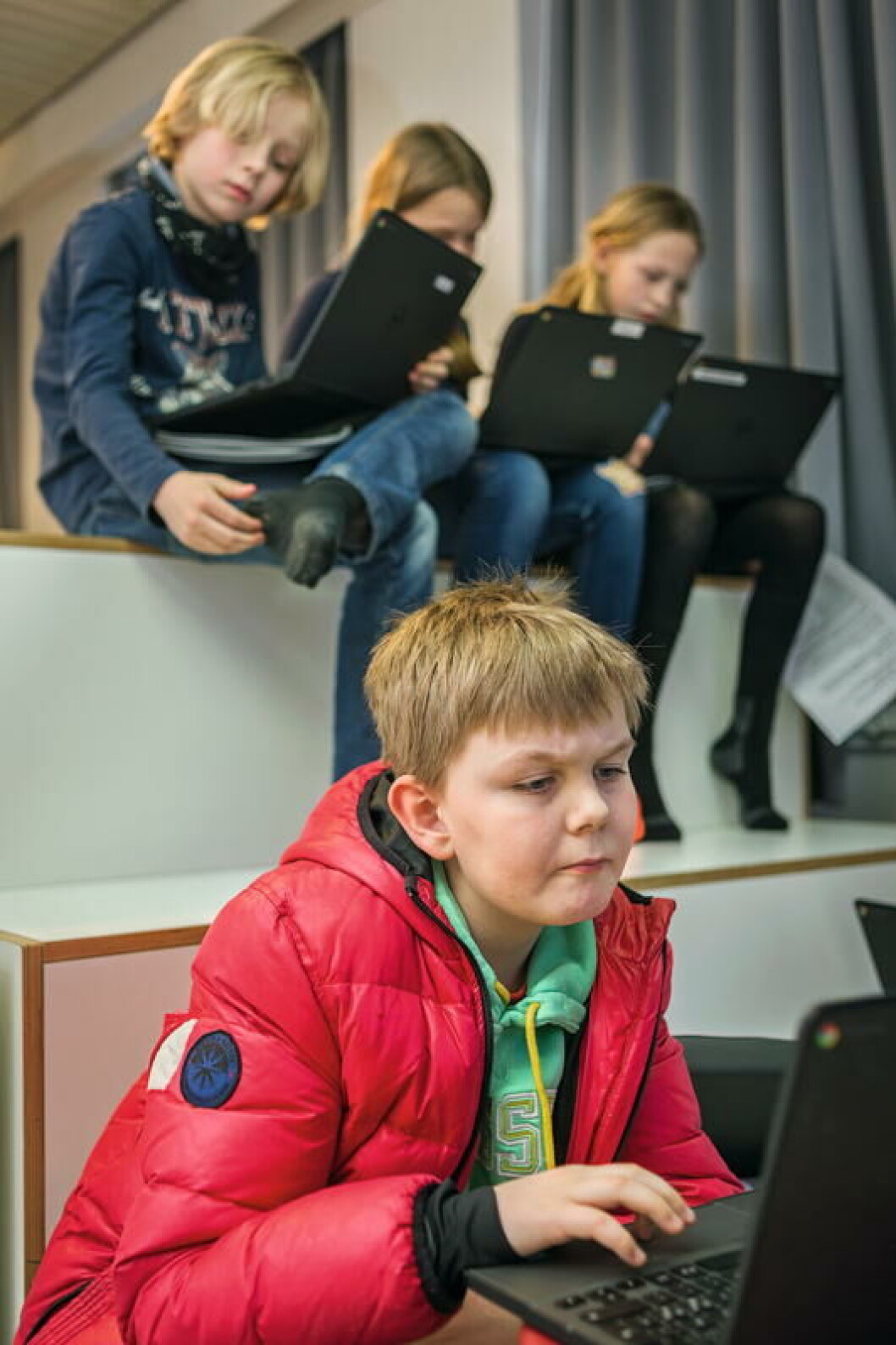 Trappen i klassen er en af tre stationer, hvor eleverne arbejder med en opgave i 20 minutter. Derefter skifter de station og opgave. Den faste struktur er med til at skabe ro i 4.-klassen på Risskov Skole. Trappen i klassen er en af tre stationer, hvor eleverne arbejder med en opgave i 20 minutter. Derefter skifter de station og opgave. Den faste struktur er med til at skabe ro i 4.-klassen på Risskov Skole.