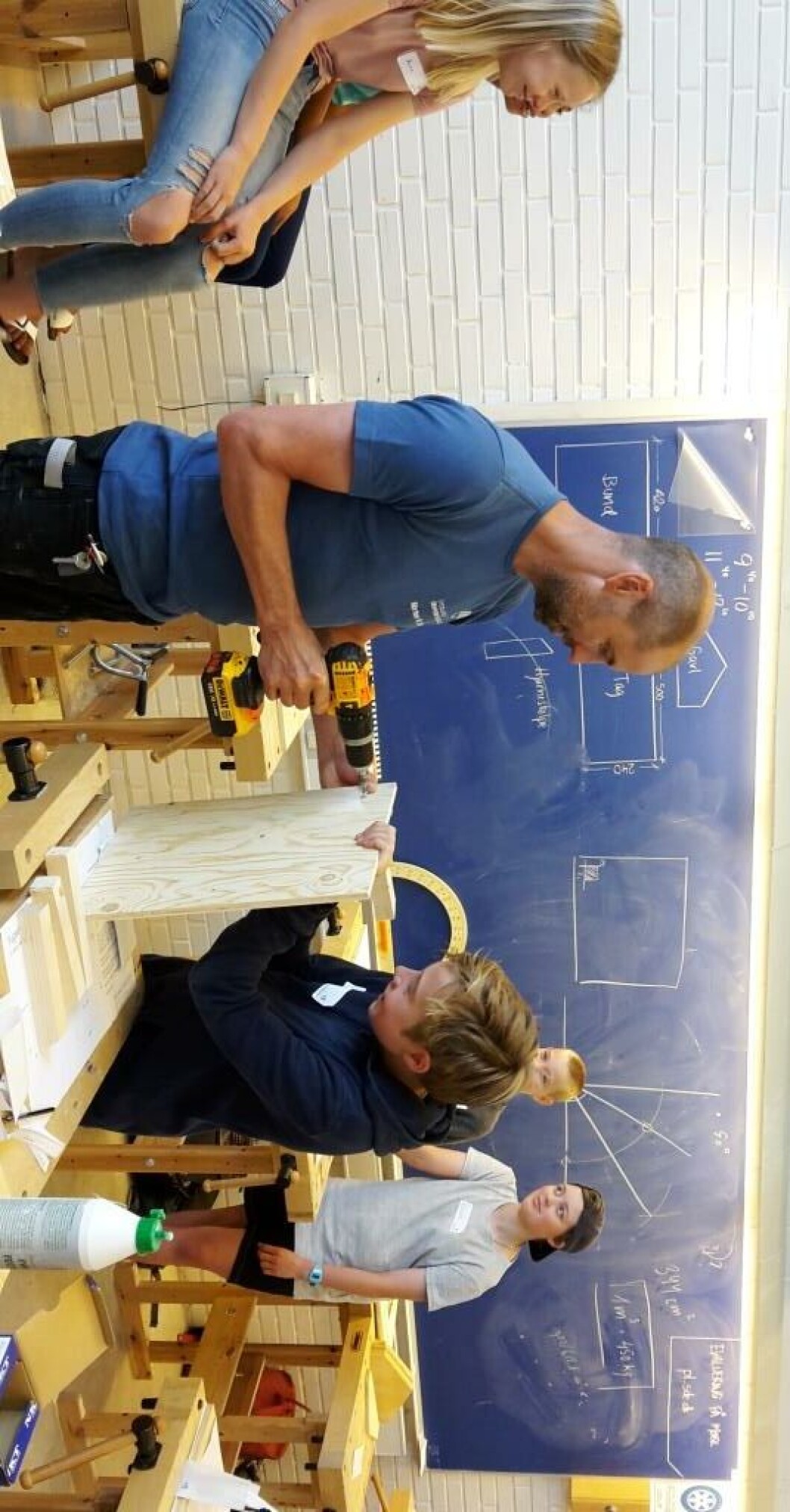 Morten K. Nielsen skruer, Viggo holder, så hele klassen kan se, hvordan de skal gøre. Morten K. Nielsen skruer, Viggo holder, så hele klassen kan se, hvordan de skal gøre.