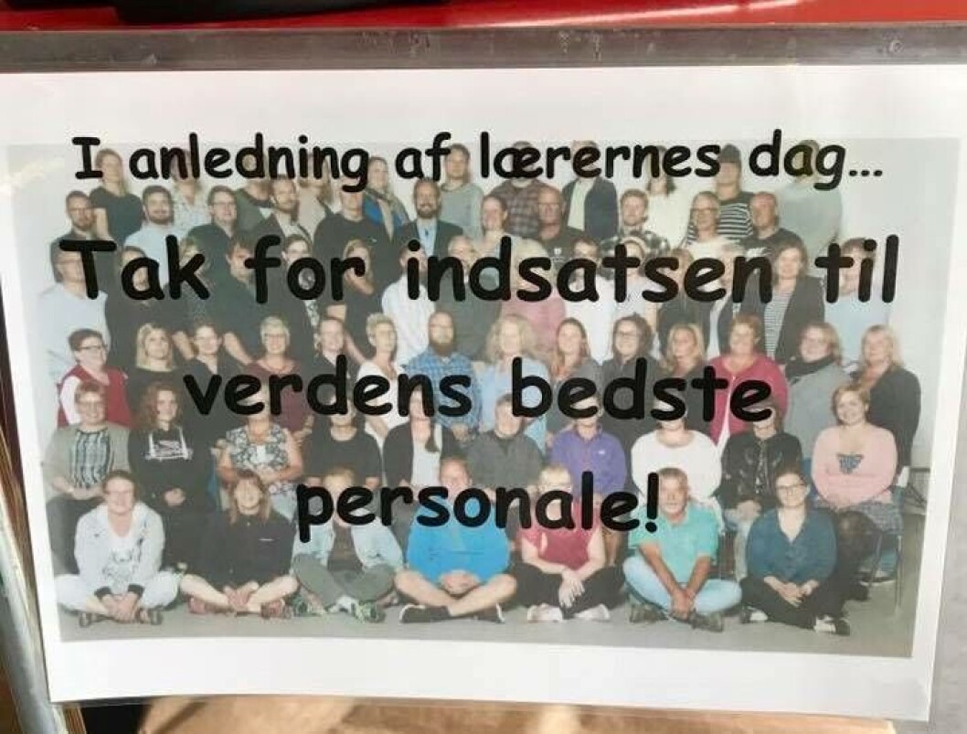 Lærerne på Langå Skole i Randers blev i dag mødt af en kærlig hilsen. Lærerne på Langå Skole i Randers blev i dag mødt af en kærlig hilsen.