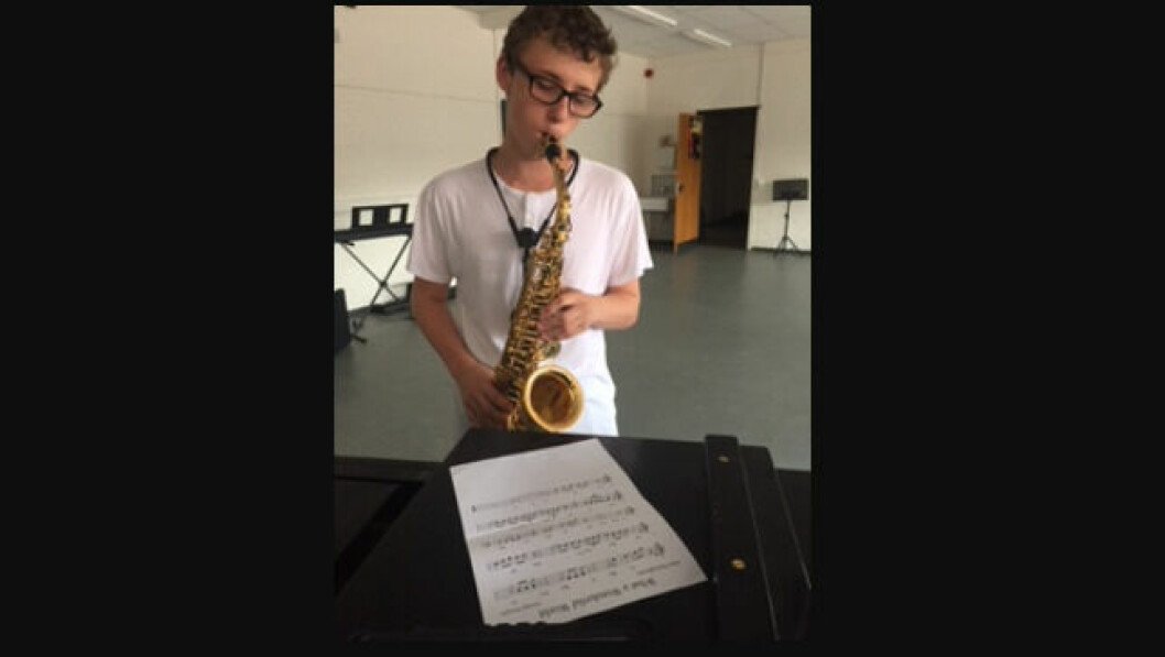 Patrick med sin saxofon i talentklassen på Østervangsskolen i Roskilde, som er en af syv skoler, der har haft forsøg med musiktalentklasser.