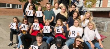 Fra skolegård til pigtråd: Lærer rejser tværs gennem Danmark med bøger til elever, der har mistet asyl