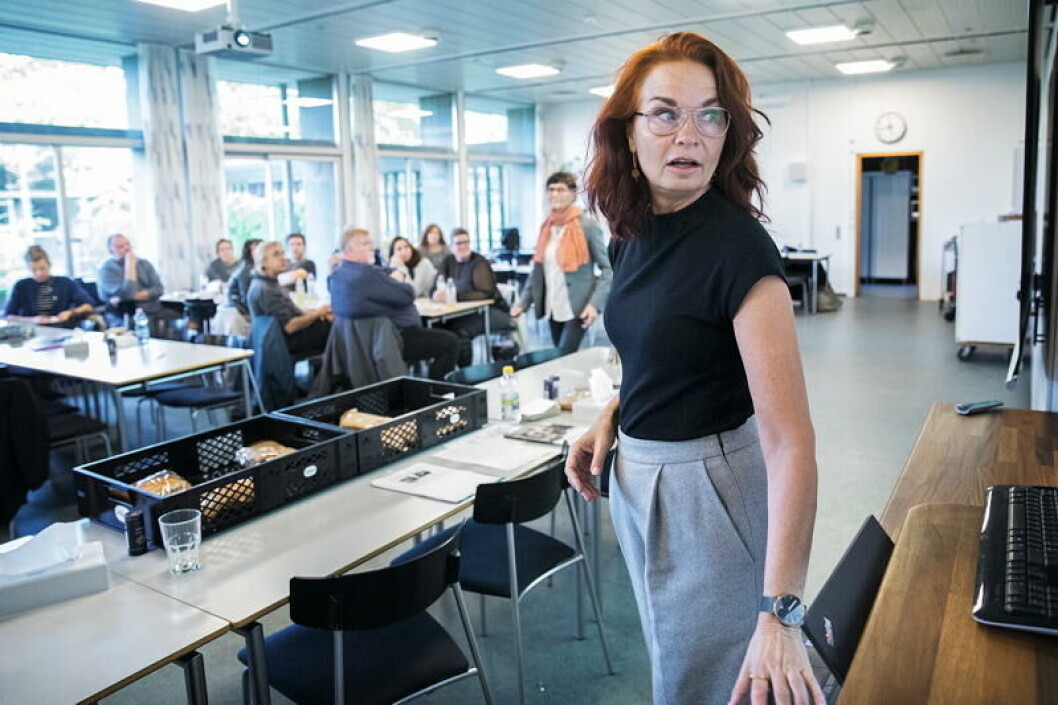 »Læringsplatformene skal alene anvendes der, hvor det er fagligt og didaktisk meningsgivende«, siger Jeanette Sjøberg, formand for DLF’s uddannelsesudvalg, til forsamlingen af lærere. »Læringsplatformene skal alene anvendes der, hvor det er fagligt og didaktisk meningsgivende«, siger Jeanette Sjøberg, formand for DLF’s uddannelsesudvalg, til forsamlingen af lærere.