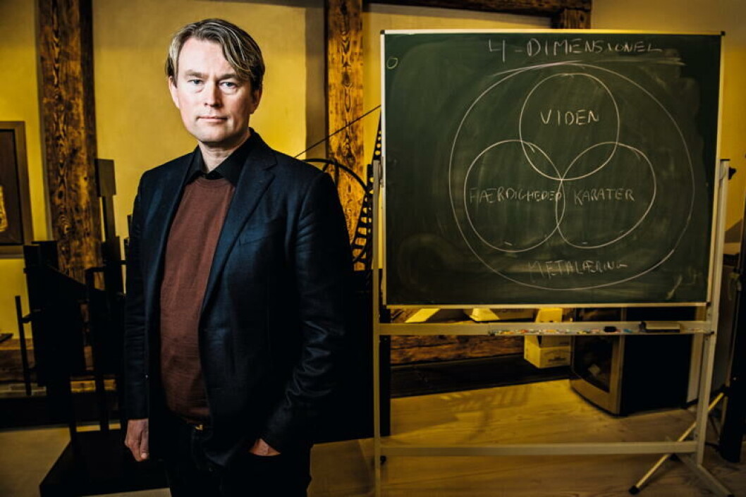 Det er at kaste perler for svin, hvis man bruger lærernes dyre bare tid på at øve staveord. Jeg vil meget hellere bede mine børn lære staveord ved computeren, siger Ulrik Juul Christensen. Det er at kaste perler for svin, hvis man bruger lærernes dyre bare tid på at øve staveord. Jeg vil meget hellere bede mine børn lære staveord ved computeren, siger Ulrik Juul Christensen.