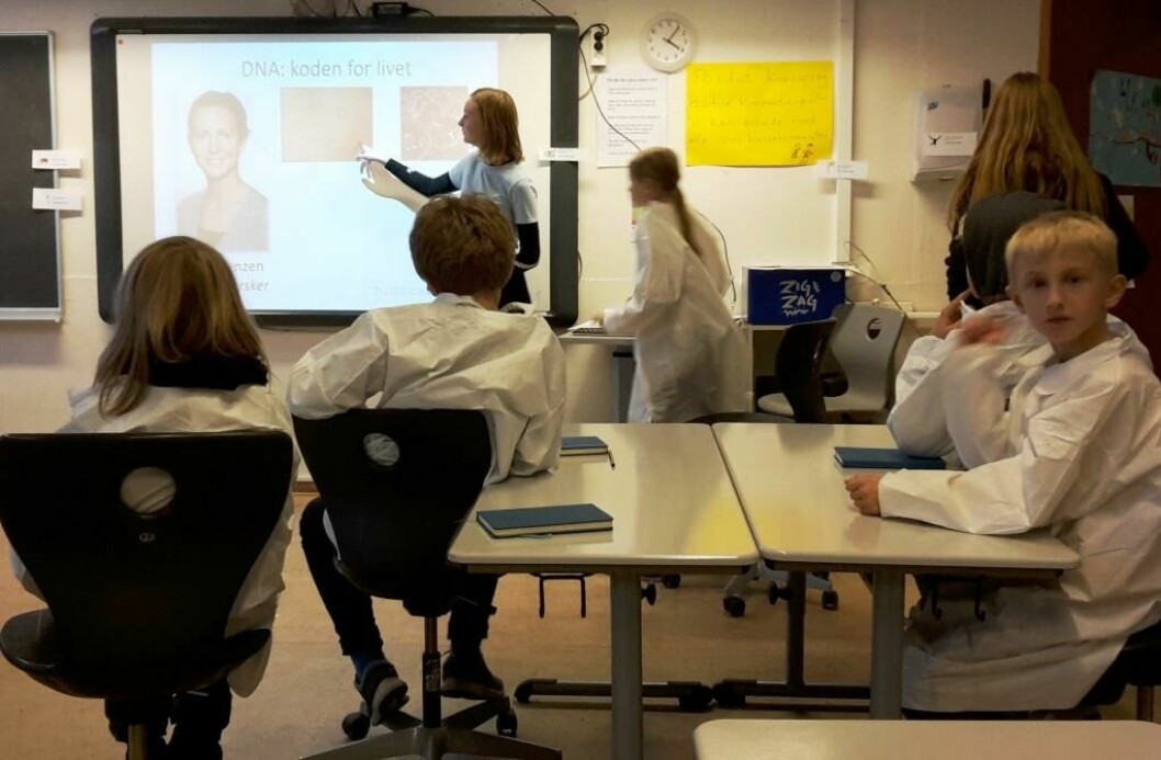 Gymnasieelever underviser elever i Videnskabsklubben på Hummeltofteskolen i Lyngby-Taarbæk Kommune