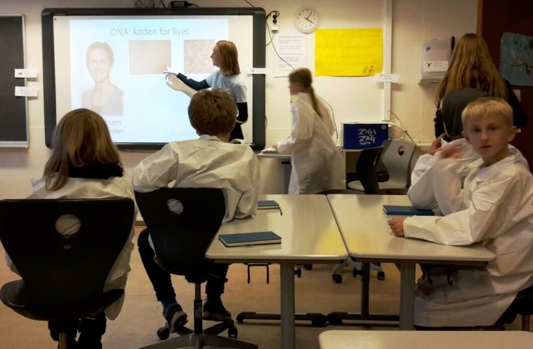 De tre mentorer viser 4. klasses eleverne en powerpoint om DNA. Det handler om primater i Videnskabsklubben De tre mentorer viser 4. klasses eleverne en powerpoint om DNA. Det handler om primater i Videnskabsklubben