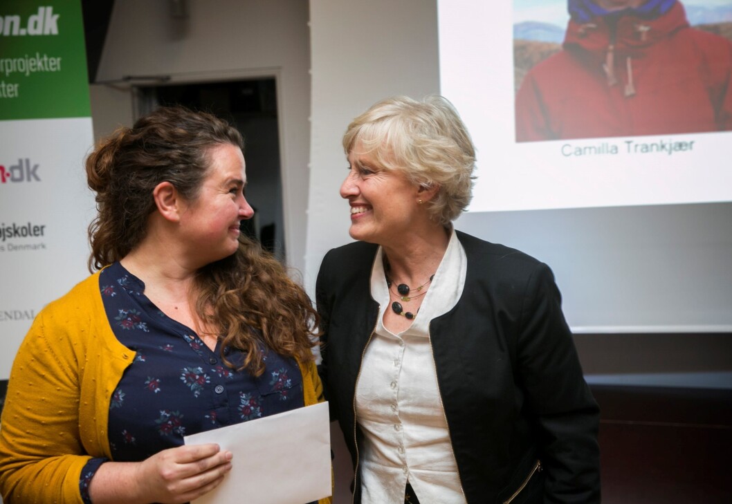 Sådan så det ud, da Pernille Dunk Larsen (til venstre) fik overrakt Folkeskolens Formidlingspris af Folkeskolens chefredaktør Hanne Birgitte Jørgensen (til højre). Sådan så det ud, da Pernille Dunk Larsen (til venstre) fik overrakt Folkeskolens Formidlingspris af Folkeskolens chefredaktør Hanne Birgitte Jørgensen (til højre).