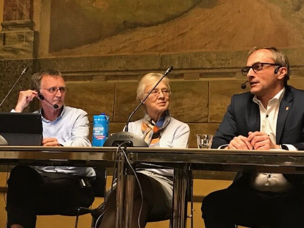 Lærerformand Anders Bondo, forligsmand Mette Christensen og borgmester Michael Ziegler delte minder fra et langt forår på Arbejdermuseet i aftes, hvor gæsterne medbragte genstande fra OK18-foråret til museets samling - se de næste billeder. Lærerformand Anders Bondo, forligsmand Mette Christensen og borgmester Michael Ziegler delte minder fra et langt forår på Arbejdermuseet i aftes, hvor gæsterne medbragte genstande fra OK18-foråret til museets samling - se de næste billeder.