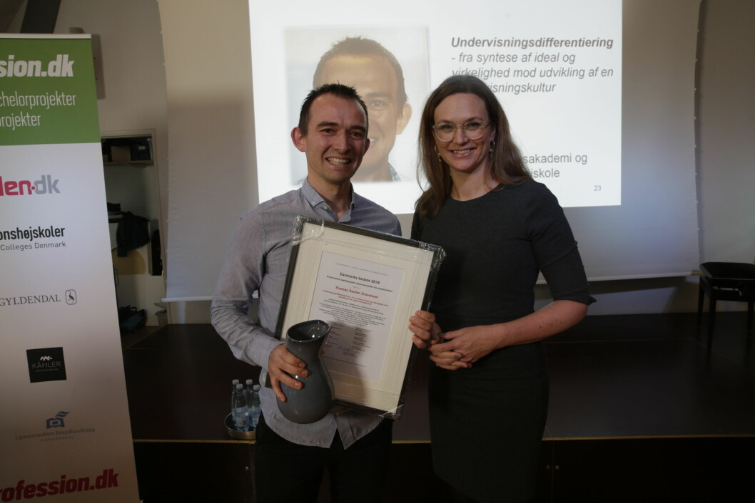 Undervisningsminister Merete Riisager overrakte prisen til Thomas Graversen.