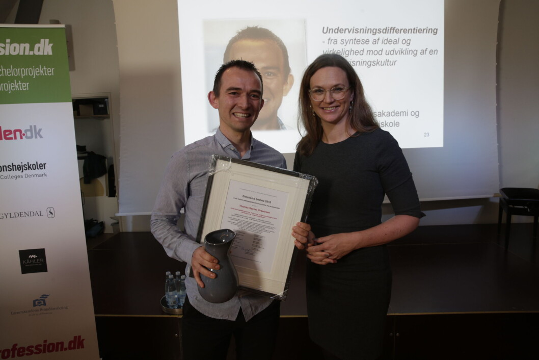 Undervisningsminister Merete Riisager overrakte prisen til Thomas Graversen. Undervisningsminister Merete Riisager overrakte prisen til Thomas Graversen.