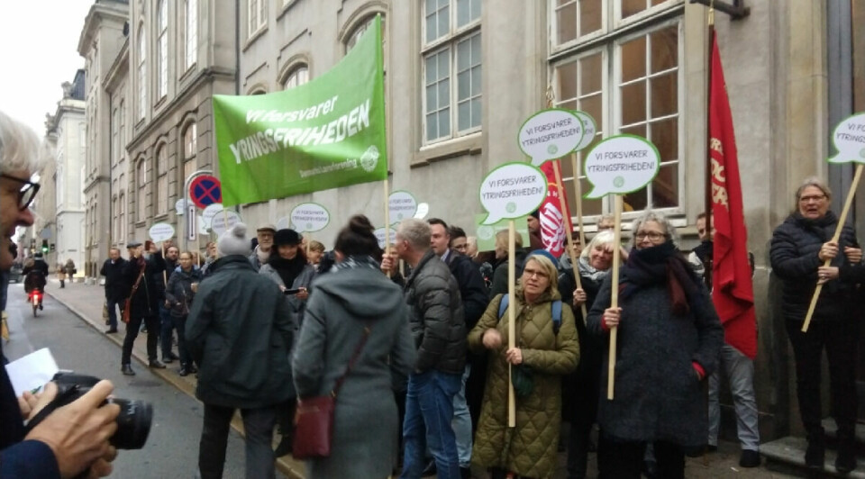 'Vi forsvarer ytringsfriheden', stod der på de skilte mange lærere var mødt op med foran Østre Landsret på dagen for retssagen.