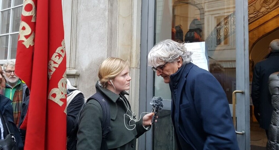 Erik Schmidt ankom under stor bevågenhed til Østre Landsret i dag. Erik Schmidt ankom under stor bevågenhed til Østre Landsret i dag.