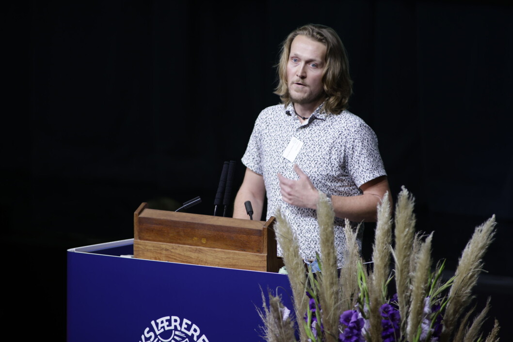 Formand for Overenskomstudvalget i DLF, Morten Refskov, opfordrer ergoterapeuter, fysioterapeuter og jordemødre ansat på sosu-skolerne til at melde sig ind i DLF. Ikke alene på grund af OK21, men fordi DLF også er den organisation, der vil skulle forhandle vilkår på plads for de tre grupper ved for eksempel afskedigelsessager. Formand for Overenskomstudvalget i DLF, Morten Refskov, opfordrer ergoterapeuter, fysioterapeuter og jordemødre ansat på sosu-skolerne til at melde sig ind i DLF. Ikke alene på grund af OK21, men fordi DLF også er den organisation, der vil skulle forhandle vilkår på plads for de tre grupper ved for eksempel afskedigelsessager.