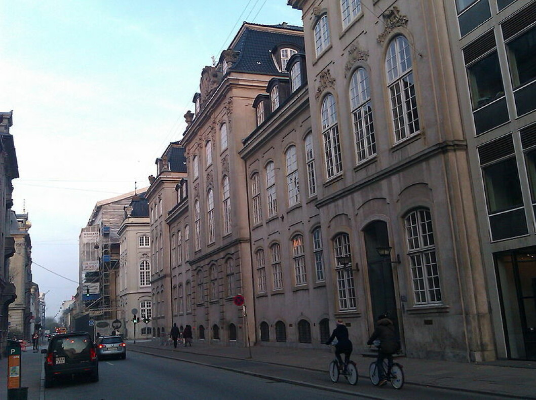 Det er her, i Bernstorffs Palæ på Bredgade 42, at Østre Landret i morgen tirsdag,. skal behandle Erik Schmidts sag. Det er her, i Bernstorffs Palæ på Bredgade 42, at Østre Landret i morgen tirsdag,. skal behandle Erik Schmidts sag.