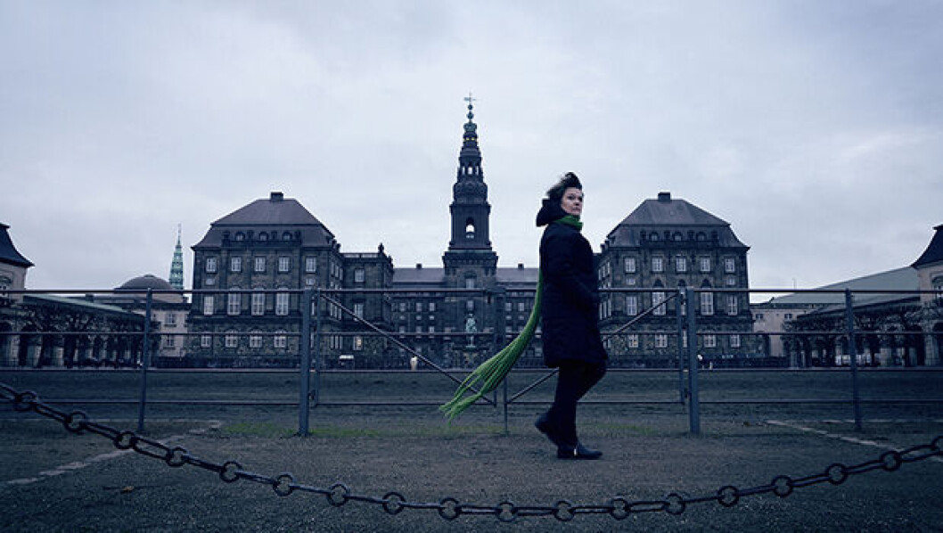 På Christiansborg vil politikerne nu gøre noget for at stoppe vold mod lærere. Fysisk vold fra elever som det, Petina Arskog var udsat for, står for hver fjerde arbejdsulykkessag. På Christiansborg vil politikerne nu gøre noget for at stoppe vold mod lærere. Fysisk vold fra elever som det, Petina Arskog var udsat for, står for hver fjerde arbejdsulykkessag.