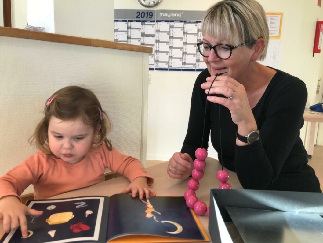 Dagplejer Solveig Bøgelund og Ella leger med former og farver. Dagplejer Solveig Bøgelund og Ella leger med former og farver.