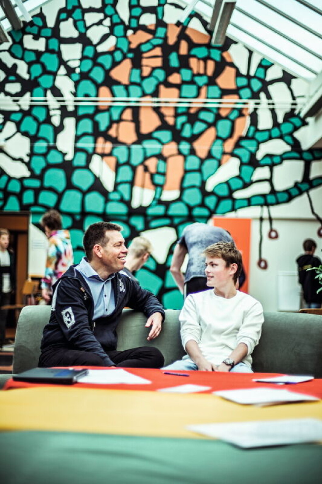 I en hel skoledag havde Nikolaj følgeskab af skoleleder Lance Luscombe, der vil opleve, hvordan det er at være elev på skolen. I en hel skoledag havde Nikolaj følgeskab af skoleleder Lance Luscombe, der vil opleve, hvordan det er at være elev på skolen.
