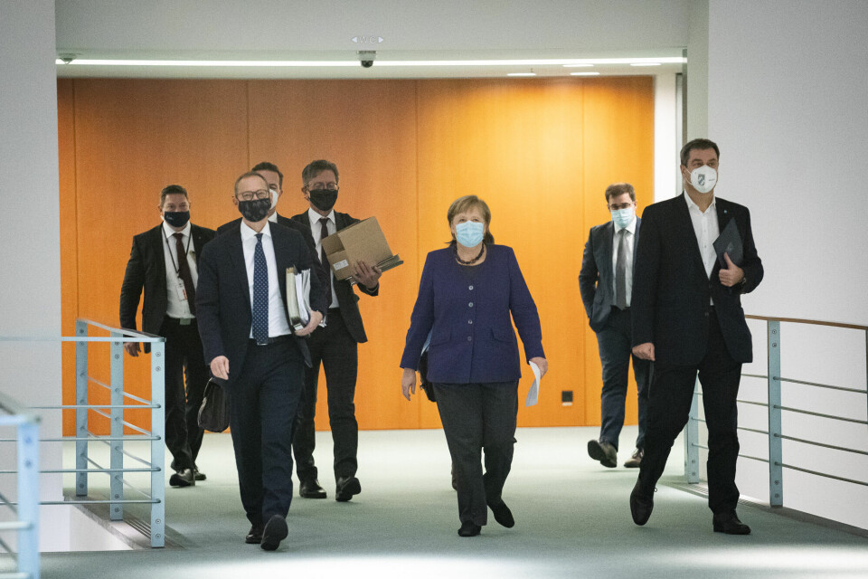 Forbundskansler Angela Merkel - her på vej til et møde med forbundslandene om coronarestriktionerne - vil rykke lærerne frem i vaccinekøen.