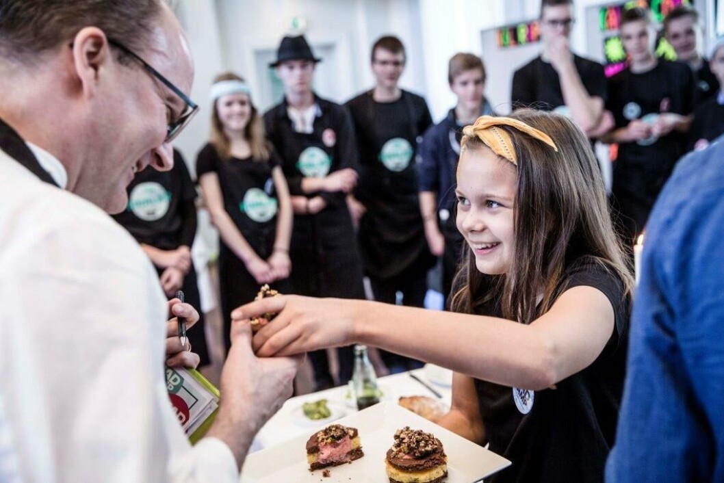 På festivalen er 12 skoler repræsenteret. Hver skole har en stand, som passes af elever i tidsrummet 11.15-14.00. Ved standen præsenterer eleverne det de har lært/udviklet for dommerpanelet. Derudover skal standen passes, så eleverne kan besøge hinanden. På festivalen er 12 skoler repræsenteret. Hver skole har en stand, som passes af elever i tidsrummet 11.15-14.00. Ved standen præsenterer eleverne det de har lært/udviklet for dommerpanelet. Derudover skal standen passes, så eleverne kan besøge hinanden.