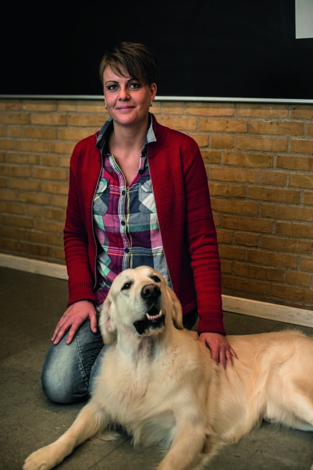 Rikke Kilschow Espersen er lærer og fører for skolehunden Thomas i specialafdelingen på Resen Skole i Skive. Hun har efteruddannet sig i specialpædagogik, vejledning, Krap (kognitiv, resursefokuseret og anerkendende pædagogik). Hun har fire golden retrievere og opdrætter hvalpe fra hjemmet. Rikke Kilschow Espersen er lærer og fører for skolehunden Thomas i specialafdelingen på Resen Skole i Skive. Hun har efteruddannet sig i specialpædagogik, vejledning, Krap (kognitiv, resursefokuseret og anerkendende pædagogik). Hun har fire golden retrievere og opdrætter hvalpe fra hjemmet.