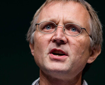 Regeringen kræver linjefagskompetence med den ene hånd og vil dispensere for uddannelseskravet med den anden hånd. Det hænger ikke sammen, mener lærernes formand Anders Bondo Christensen. Regeringen kræver linjefagskompetence med den ene hånd og vil dispensere for uddannelseskravet med den anden hånd. Det hænger ikke sammen, mener lærernes formand Anders Bondo Christensen.
