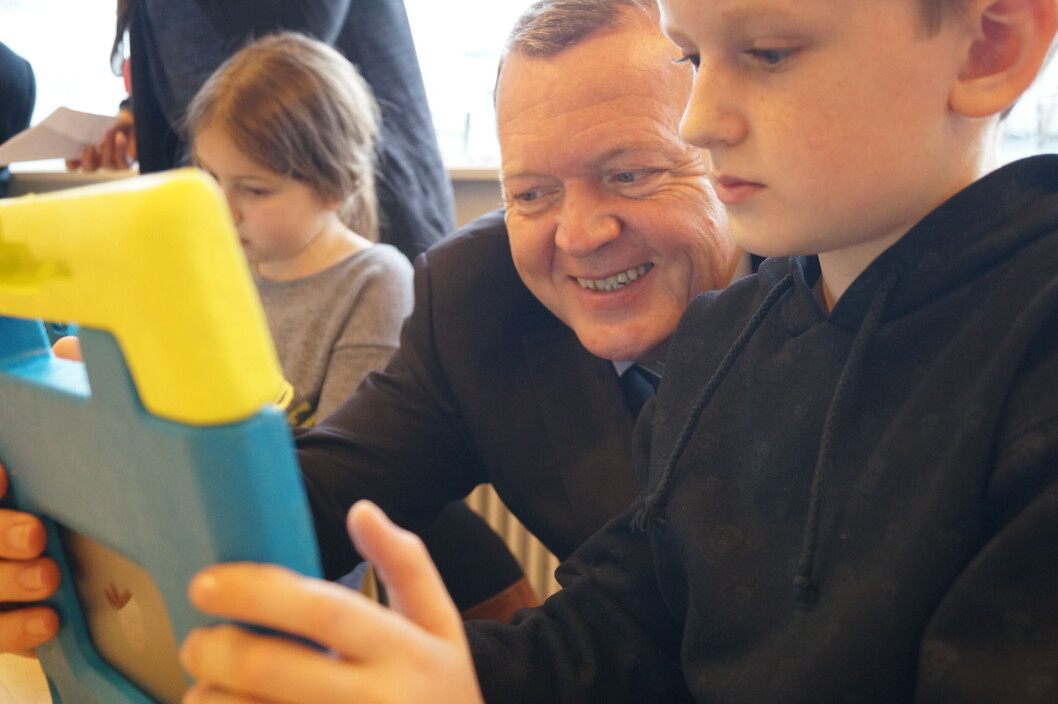 Lars Løkke Rasmussen hjælper Mathias fra 2.b på Højagerskolen i Ballerup med regnestykket 19 minus 10 på matematikredskabet Khan Academy. Lars Løkke Rasmussen hjælper Mathias fra 2.b på Højagerskolen i Ballerup med regnestykket 19 minus 10 på matematikredskabet Khan Academy.