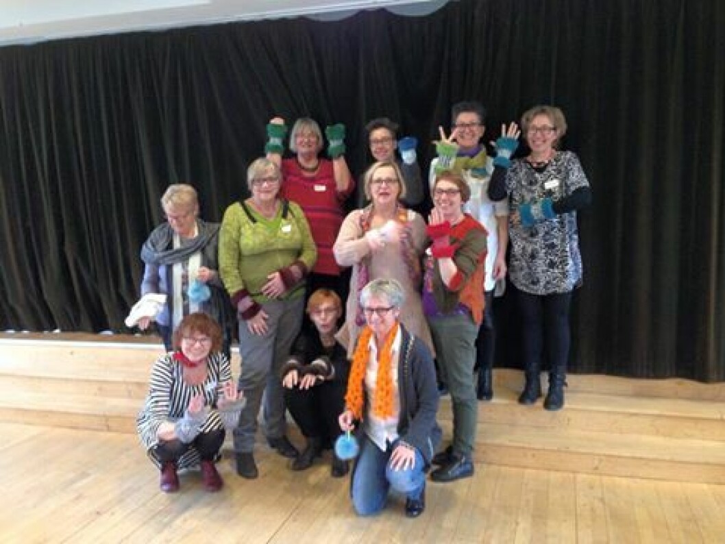 Håndarbejdslærere iklædt pels og samearmbånd efter jubilæumskonference-workshops Håndarbejdslærere iklædt pels og samearmbånd efter jubilæumskonference-workshops