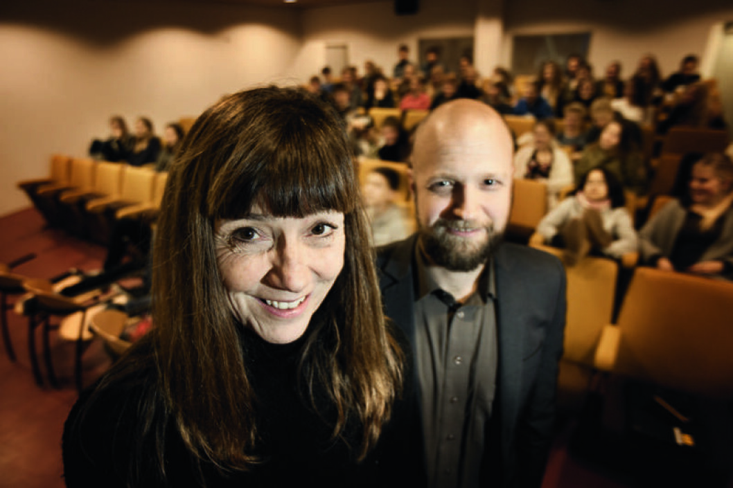 Biografen med plads til 100 elever er en stor hjælp. I den fælles plan for 9. årgang er der flere film knyttet til de enkelte emner – Marianne Wange har »Adams æbler« i beredskab i kristendom for eksempel, og Petar Granic har her sat »Vidnet« på som afslutning på et amishforløb i engelsk. Biografen med plads til 100 elever er en stor hjælp. I den fælles plan for 9. årgang er der flere film knyttet til de enkelte emner – Marianne Wange har »Adams æbler« i beredskab i kristendom for eksempel, og Petar Granic har her sat »Vidnet« på som afslutning på et amishforløb i engelsk.