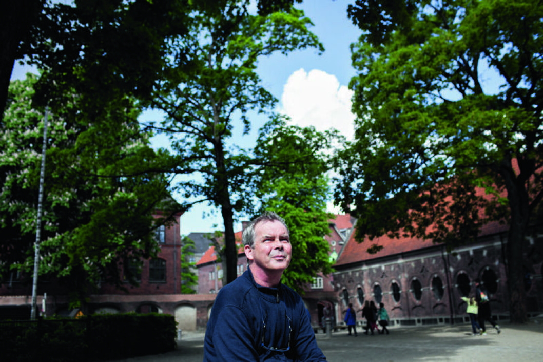 Da fysiklærer Christian Gerhardt blev kaldt til samtale på den dansk-tyske Sankt Petri Skole, var hans første tanke: Er mit tysk godt nok til det her? I dag underviser han på både tysk og dansk på privatskolen midt i København. Han søgte væk fra en folkeskole i 2009, fordi han savnede ro og kontinuitet i sit arbejde. Da fysiklærer Christian Gerhardt blev kaldt til samtale på den dansk-tyske Sankt Petri Skole, var hans første tanke: Er mit tysk godt nok til det her? I dag underviser han på både tysk og dansk på privatskolen midt i København. Han søgte væk fra en folkeskole i 2009, fordi han savnede ro og kontinuitet i sit arbejde.