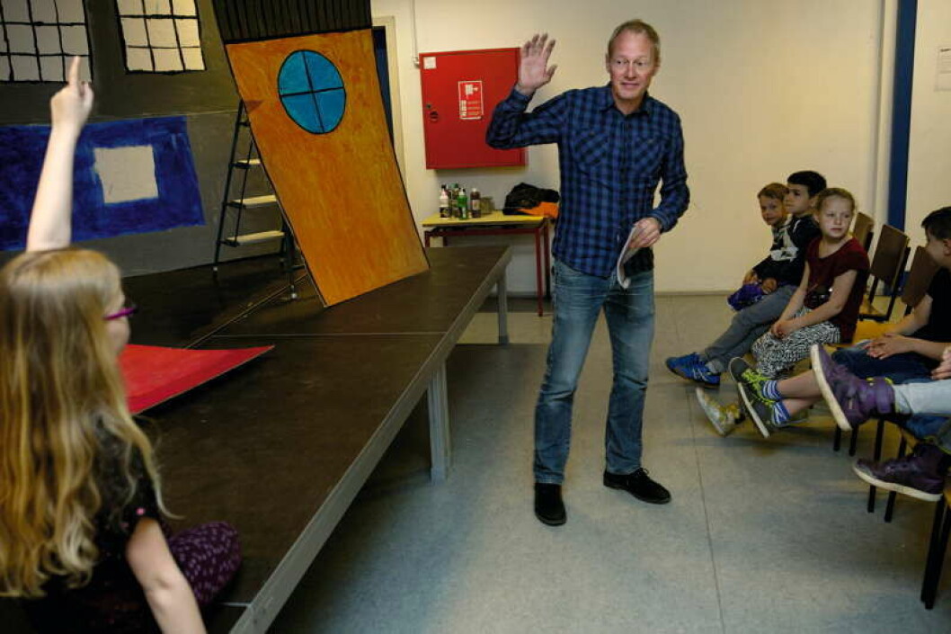 2.a øver det sidste på »Folk og røvere i Kardemomme by«, inden de skal spille for andre klasser og forældre. Jan Jensen bruger ofte teater og fremlæggelse i sin undervisning, så eleverne bliver trygge ved at stå frem foran andre. 2.a øver det sidste på »Folk og røvere i Kardemomme by«, inden de skal spille for andre klasser og forældre. Jan Jensen bruger ofte teater og fremlæggelse i sin undervisning, så eleverne bliver trygge ved at stå frem foran andre.